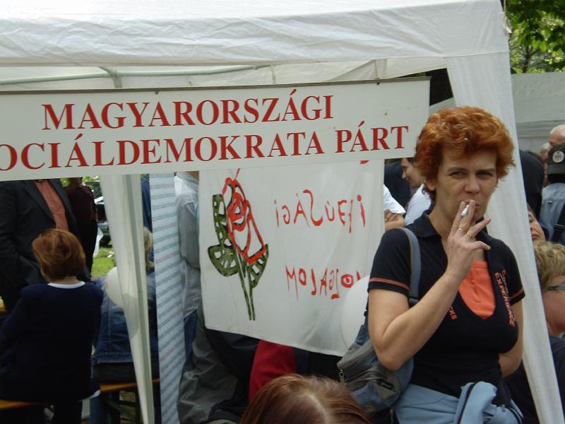 Bp 038.JPG - Magyarországi Szociáldemokrata Párt -- A Hungarian social democrat takes a smoke break